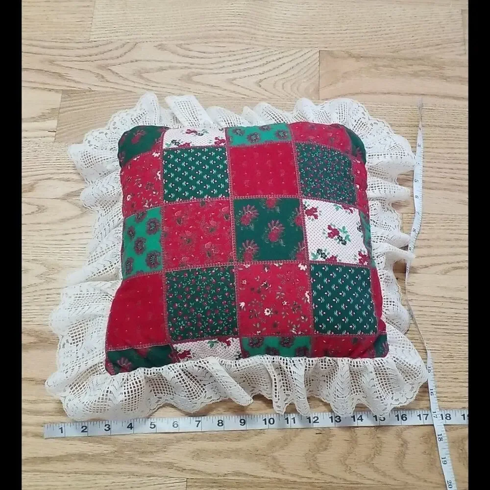 ‎CHRISTMAS DECORATIVE PILLOW LACE DETAILS